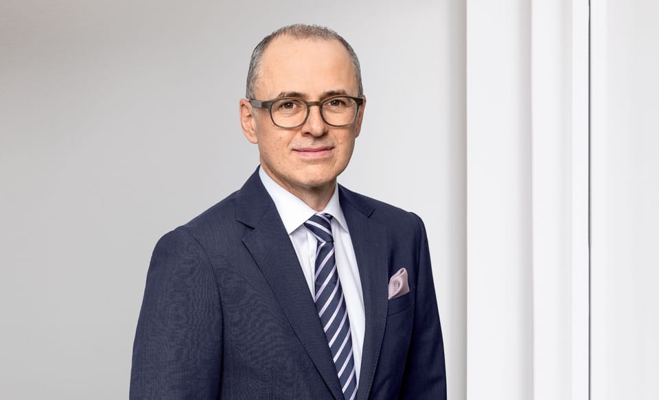 Portraitfoto von Patrick Graf, Mitglied der Geschäftsleitung und Leiter Corporate Center der St.Galler Kantonalbank
