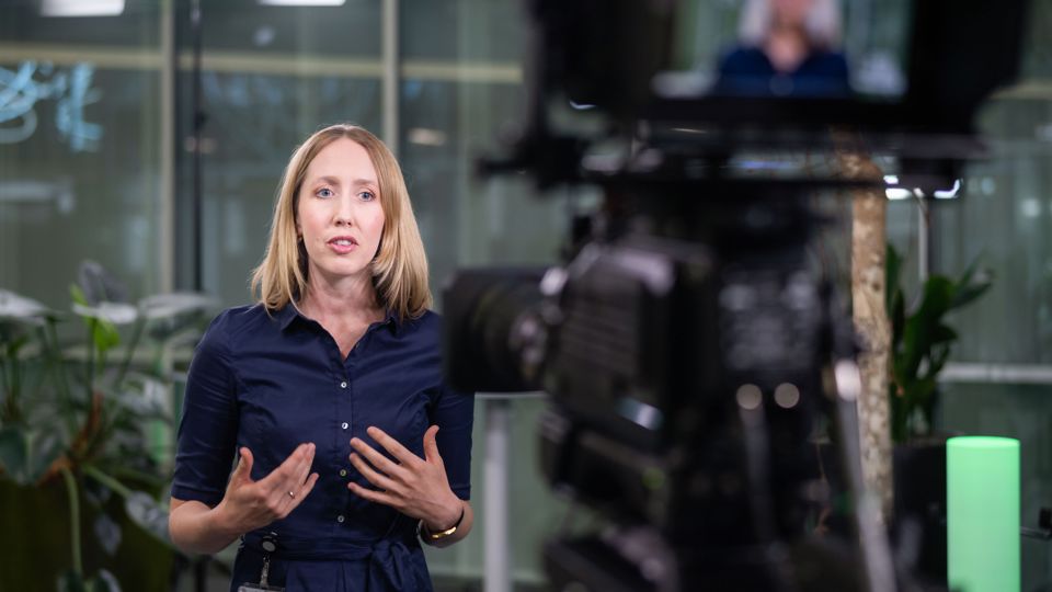 Jolanda Meyer, Leiterin der Medienstelle der SGKB, steht für eine Videoaufzeichnung vor einer Kamera