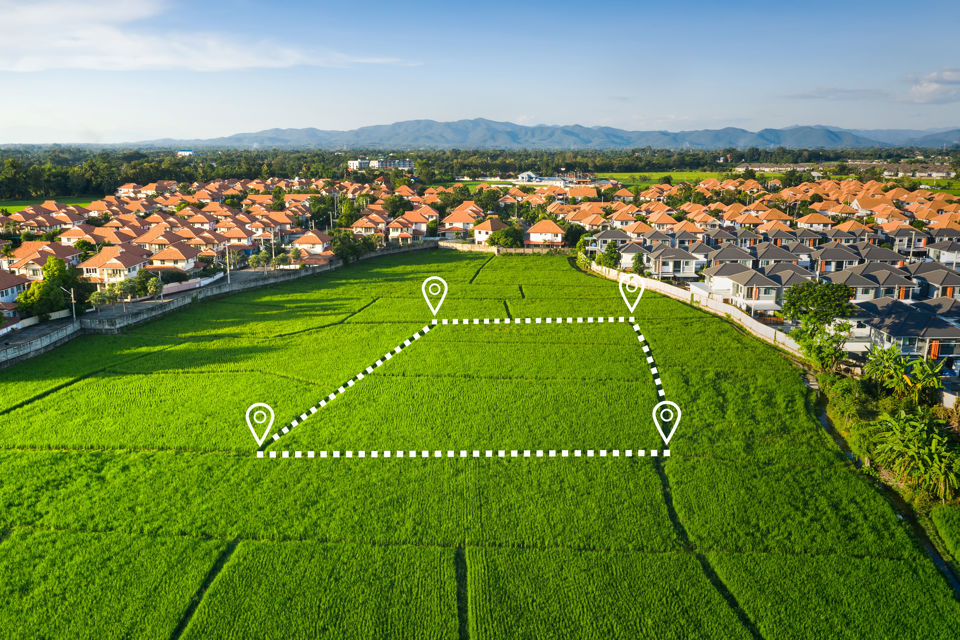 Ein Grundstück mit eingezeichneten Grundstücksgrenzen auf einer Grünfläche