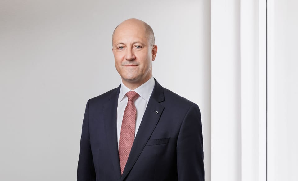 Portraitfoto von Hanspeter Wohlwend, Mitglied der Geschäftsleitung und Bereichsleiter Private Banking der St.Galler Kantonalbank