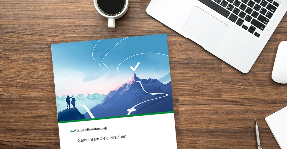 Broschüre der St.Galler Finanzberatung auf einem Tisch neben einem Notebook und einer Kaffeetasse