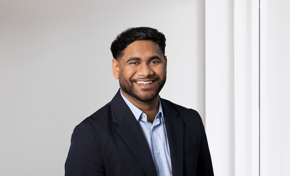 Portraitfoto von Rishi Satheeskumar, Kundenberater bei der St.Galler Kantonalbank