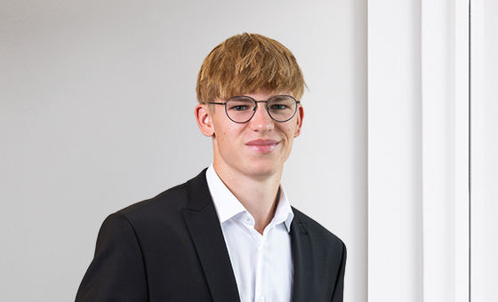 Portraitfoto von Lian Schefer, Lernender bei der St.Galler Kantonalbank