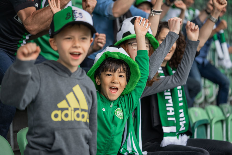 Kinder und Fans auf der Zuschauerbühne bei einem Fussballspiel des FCSG