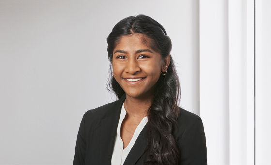Portraitfoto von Mathura Ketheeswaran, Fachspezialistin Finanzieren PK & QS bei der St.Galler Kantonalbank