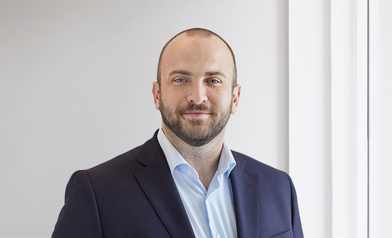 Portraitfoto von Nikola Draskic, Teamleiter Fachstelle KES bei der St.Galler Kantonalbank