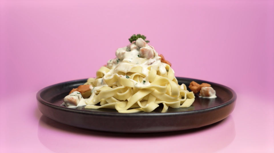 Cremige Pasta mit pflanzlichem Lachs auf einem Teller