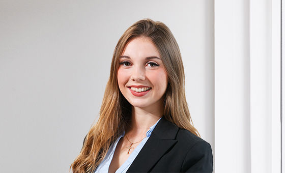 Portraitfoto von Sara Vrecer, Fachspezialistin Gewerbekunden bei der St.Galler Kantonalbank