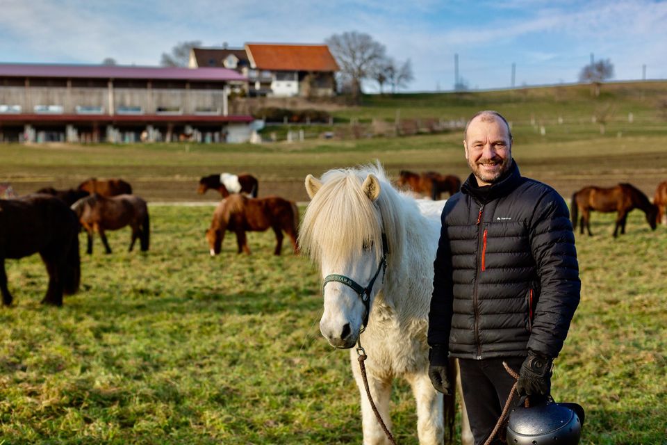 Urs Strässle, ehemaliger Geschäftsführer der Büro Strässle AG, mit seinen Island-Pferden
