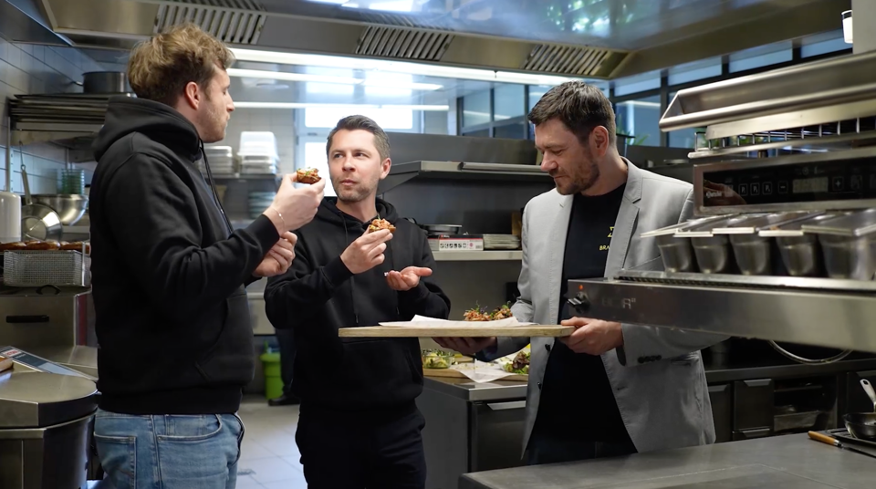 Degustation von pflanzlichem Seafood in einer Küche