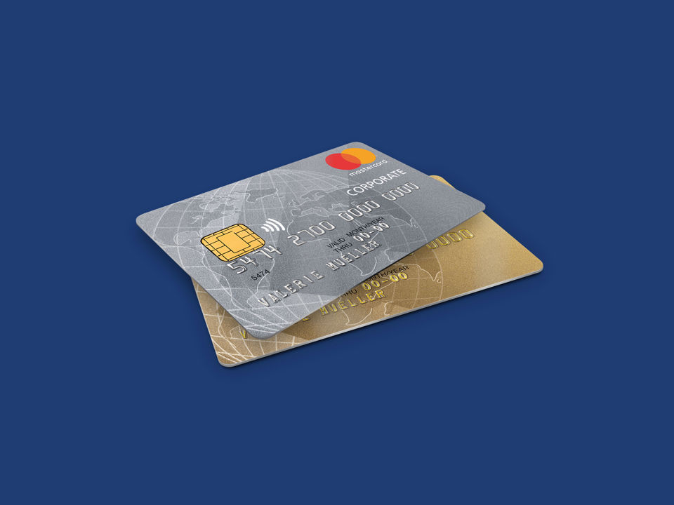 Eine silberne und goldene Kreditkarte Mastercard Corporate übereinander