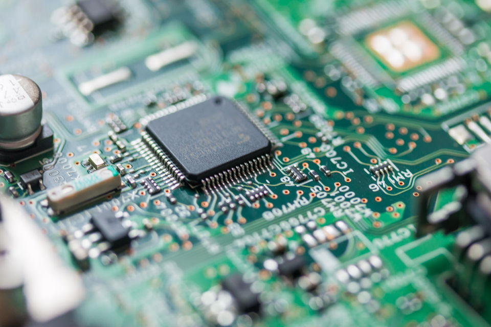 Halbleiter: Computerchip auf einer Platine