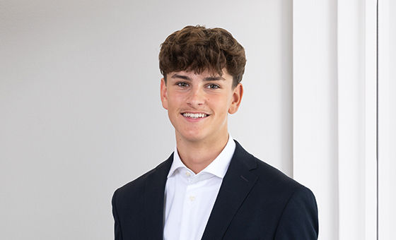 Portraitfoto von Jari Rinderer, Lernender bei der St.Galler Kantonalbank