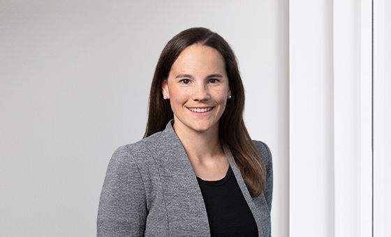 Portraitfoto von Anja Büchel, Produktmanagerin Anlegen und Vorsorgen bei der St.Galler Kantonalbank