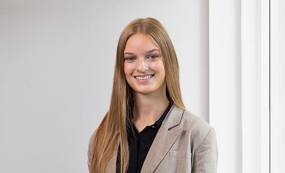 Portraitfoto von Aylin Idel Flathe, Lernende bei der St.Galler Kantonalbank