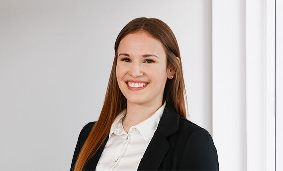 Portraitfoto von Janine Zellweger, Fachspezialistin Finanzieren PK & QS bei der St.Galler Kantonalbank