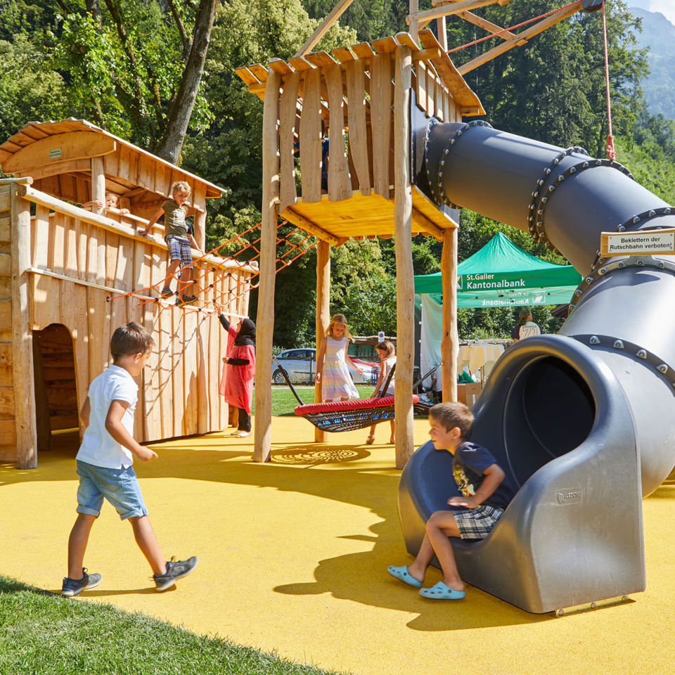 Kinder spielen auf Spielplatz als Teil des Spielerlebnis Walensee