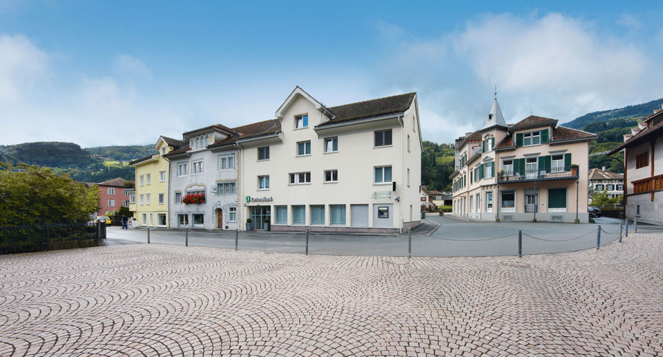 Ansicht vom Gebäude der Niederlassung der St.Galler Kantonalbank in Flums
