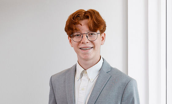 Portraitfoto von Junias Stucki, Lernender bei der St.Galler Kantonalbank
