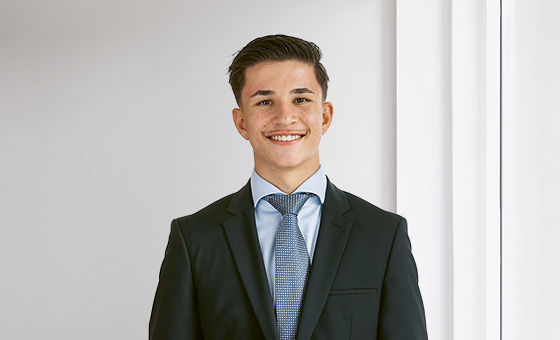 Portraitfoto von Luca Ficarra, Fachspezialist Privatkunden bei der St.Galler Kantonalbank