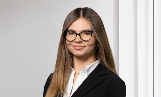 Portraitfoto von Elda Krasniqi, Fachspezialistin Privatkunden bei der St.Galler Kantonalbank