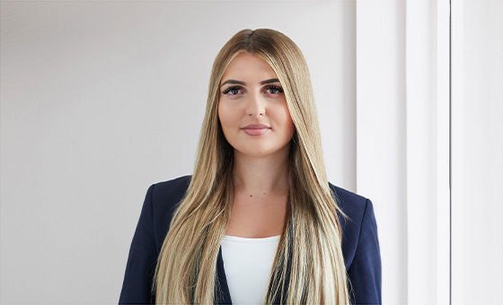 Portraitfoto von Anastasija Cvetkovic, Fachspezialistin Privatkunden bei der St.Galler Kantonalbank