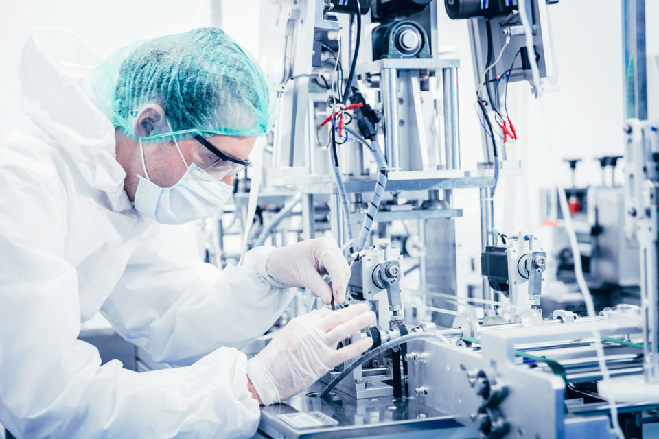 Person arbeitet in der Medtech-Industrie mit einer Hochpräzisionsmaschine