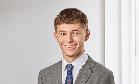 Portraitfoto von Niklas Tschan, Fachspezialist Privatkunden bei der St.Galler Kantonalbank