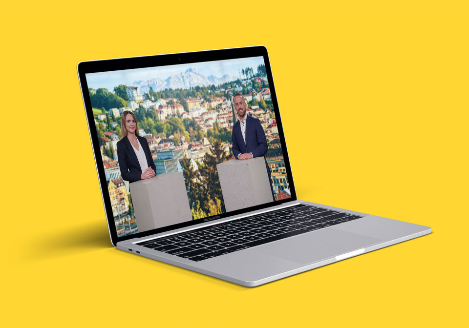 Notebook mit einem Ausschnitt aus dem Immo-Montag Livestream der St.Galler Kantonalbank auf dem Display