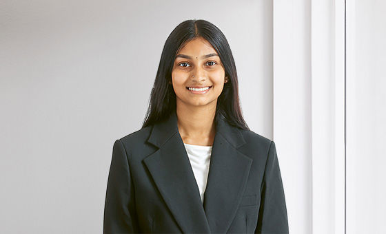 Portraitfoto von Arthiga Prabhakaran, Fachspezialistin Privatkunden bei der St.Galler Kantonalbank