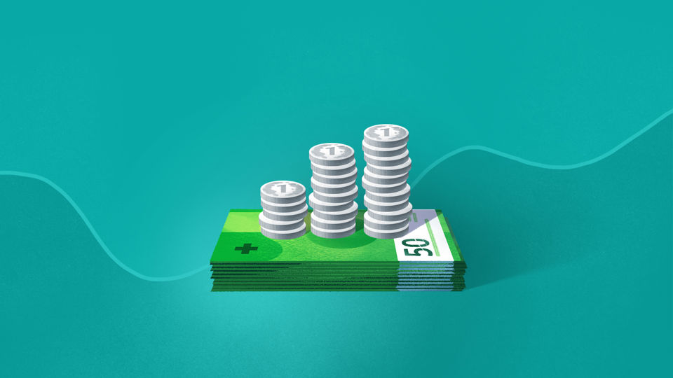 Illustration für die Anlagestrategie Ausgewogen - Münzstapel auf einem Stapel Geldscheine