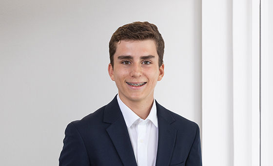 Portraitfoto von Elliot Berlinger, Lernender bei der St.Galler Kantonalbank