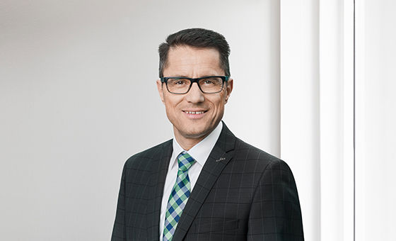 Portraitfoto von Niklaus Hirzel, Senior Kundenberater Private Banking bei der St.Galler Kantonalbank