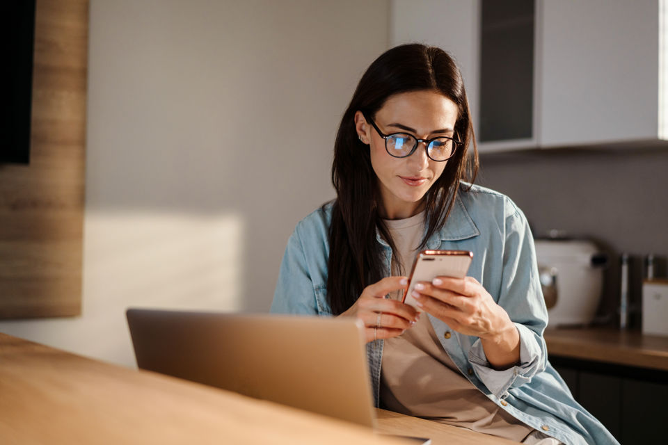Vorteile Wertpapiersparen Frau Smartphone
