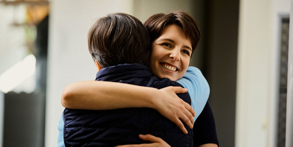 St.Galler Finanzberatung: Die junge Frau Daria Policante umarmt ihre Mutter