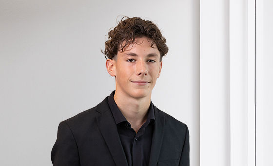 Portraitfoto von Jaro Schmid, Lernender bei der St.Galler Kantonalbank