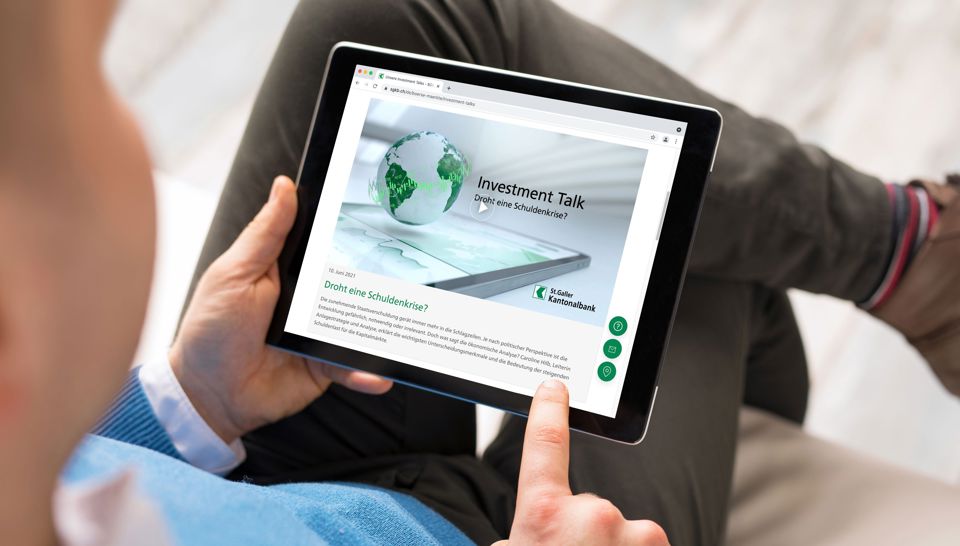Person schaut sich auch Tablet Investmenttalk der SGKB an