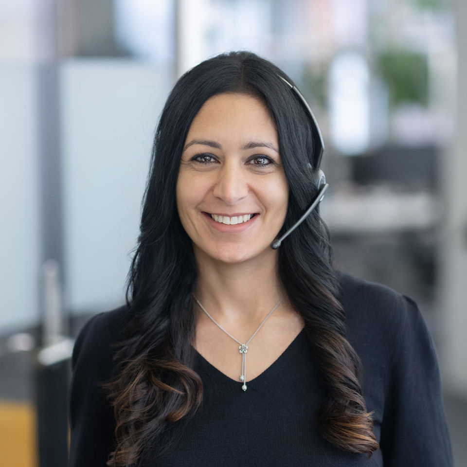 Frau mit Headset vom Beratungszentrum der St.Galler Kantonalbank