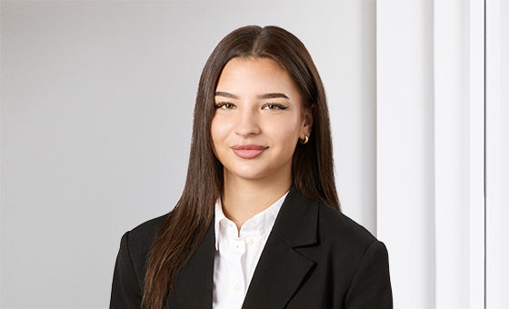 Portraitfoto von Elena Momic, Kundenberaterin bei der St.Galler Kantonalbank
