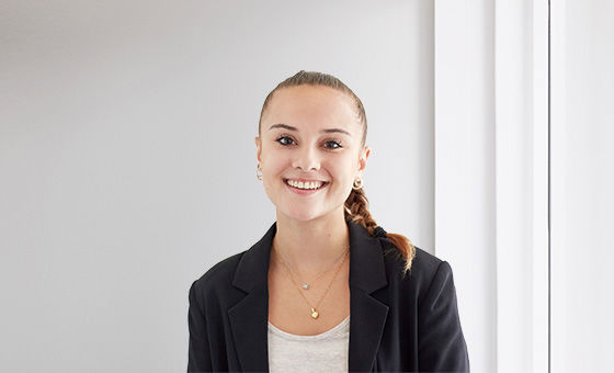 Portraitfoto von Zoé Brem, Fachspezialistin Gewerbekunden bei der St.Galler Kantonalbank