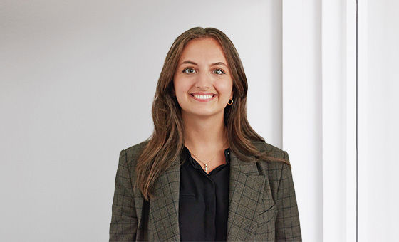 Portraitfoto von Iva Stojanovic, Fachspezialistin Privatkunden bei der St.Galler Kantonalbank