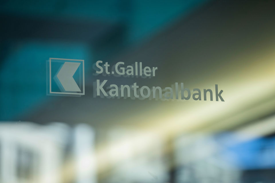 Das Logo und der Schriftzug der St.Galler Kantonalbank auf einem Gebäude
