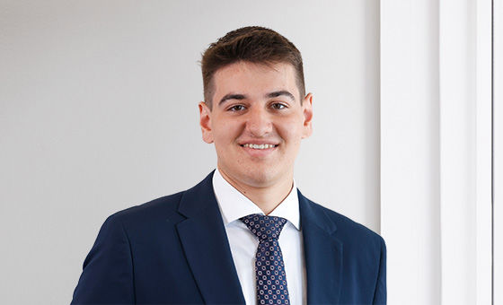 Portraitfoto von Nicola Tobler, Fachspezialist Privatkunden bei der St.Galler Kantonalbank