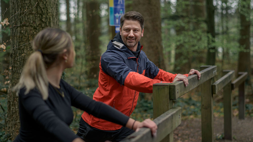 Stefan Weder trainiert beim Vitaparcours in einem Wald