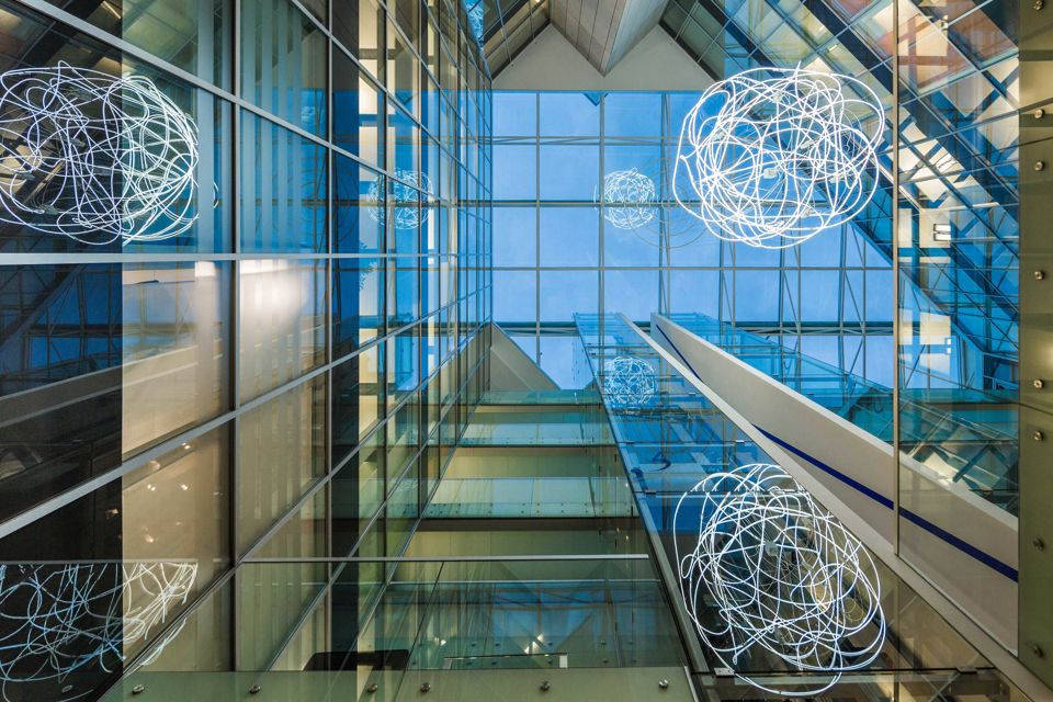 Kunstinstallation von der Kundenhallte aus fotografiert im Hauptsitz der St.Galler Kantonalbank
