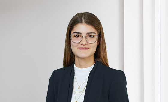 Portraitfoto von Syria Maione, Senior Fachspezialistin Privatkunden bei der St.Galler Kantonalbank