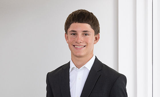 Portraitfoto von Noa Weber, Lernender bei der St.Galler Kantonalbank