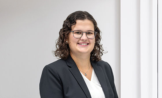 Portraitfoto von Janine Riedl, Senior Assistentin Key Clients bei der St.Galler Kantonalbank