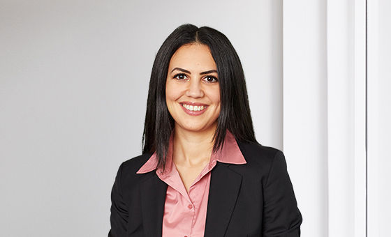 Portraitfoto von Müge Alp, Senior Beraterin Gewerbekunden bei der St.Galler Kantonalbank