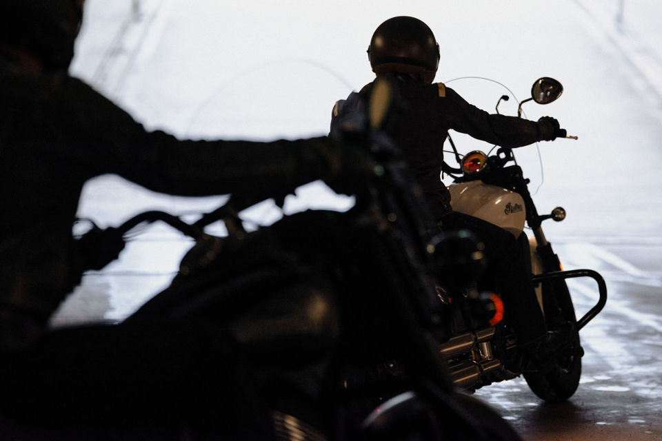 Ein Ehepaar kurz vor der Pensionierung macht mit dem Motorrad einen Ausflug
